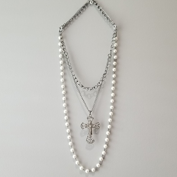 Jewelry - Beautiful layered pearl rhinestone cross necklace